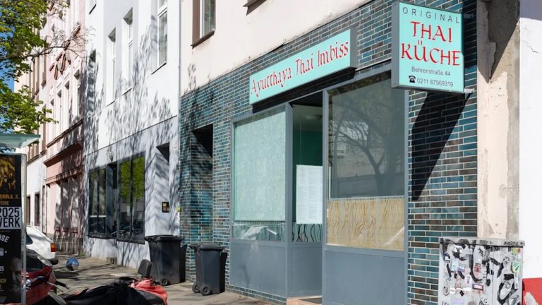 Właściciele baru z tajską kuchnią w Düsseldorfie zakazują wstępu dzieciom – klienci oburzeni