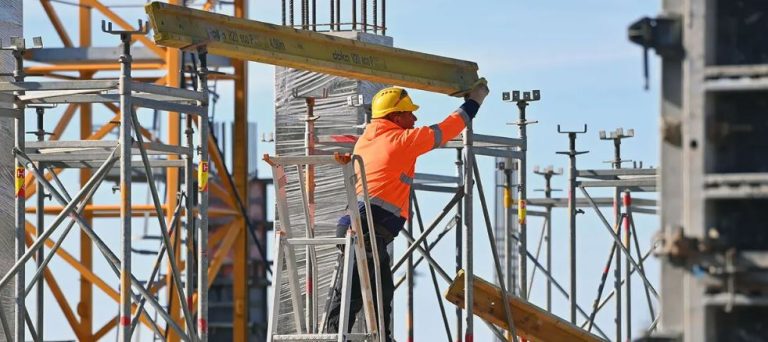 Niemcy: Branża budowlana redukuje 10 000 miejsc pracy