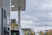 Benzyna E10 w Niemczech najdroższa w historii! Merz zapowiada pomoc dla kierowców, ale nie podał konkretów Samochód tankowany na stacji paliw w Niemczech
