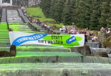 Działacze klimatyczni pofarbowali wodę na zielono w Bergpark Wilhelmshöhe w Kassel