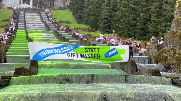 Działacze klimatyczni pofarbowali wodę na zielono w Bergpark Wilhelmshöhe w Kassel