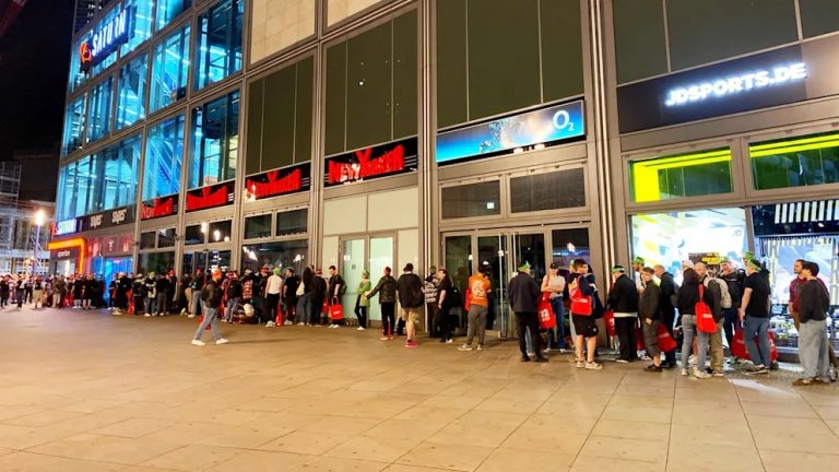 Tłumy w Berlinie po północy – setki fanów Nintendo ustawiły się w kolejce po nową konsolę Switch 2