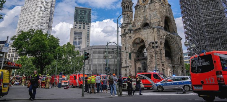 Berlin: samochód wjechał w grupę ludzi, są ranni!