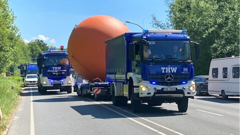 Niemcy: Dwutonowa kula oderwała się z instalacji i stoczyła przez miasto – policja szuka sprawców