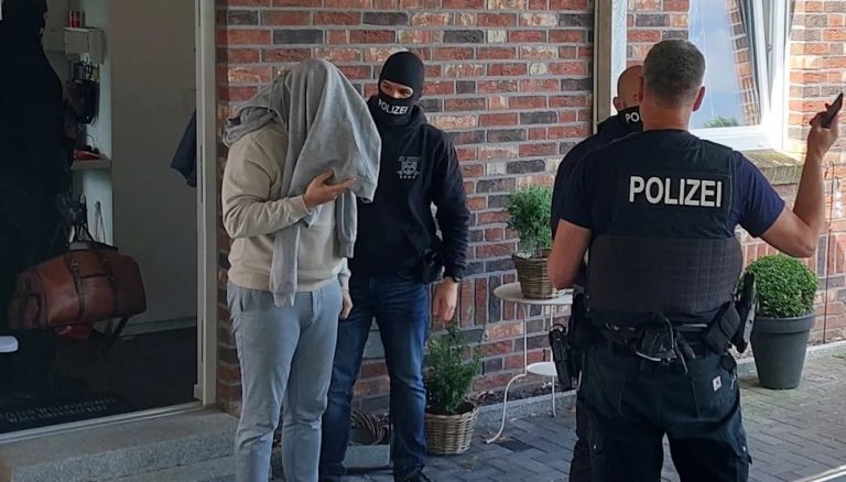 Niemcy: Rozbita siatka przemytników – żądali 230 000 euro za fałszywą legalizację pobytu