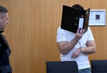 Nauczyciel uderzony kijem bejsbolowym: W jego telefonie znaleziono nagie zdjęcia uczniów