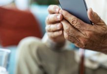 Niemcy: 94-latek wyrzucił przez okno 71 000 euro. Ofiara brutalnej manipulacji telefonicznej