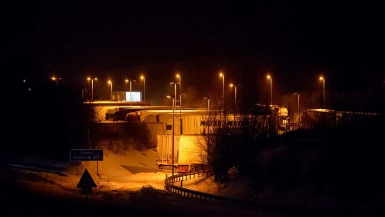 Niemcy: Brutalny napad na autokar na A93 – przestępcy podszyli się pod policję