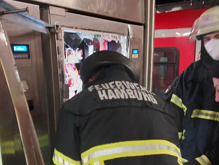 Hamburg: złodziej słodyczy utknął w automacie na stacji — straż wyciągała go ponad godzinę