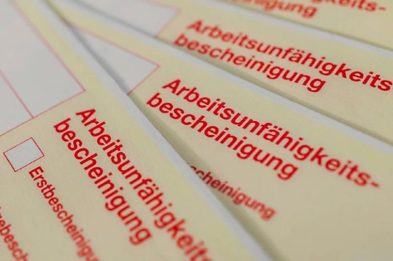 Niemcy: Sąd uznał e-zwolnienie bez konsultacji lekarskiej za oszustwo. Pracownik stracił pracę