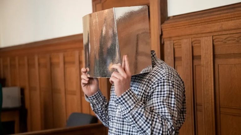 Niemcy: 37-latek nie wrócił z przepustki — poszukiwany po ugodzeniu nożem byłej partnerki