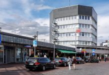 Niemcy: Młodzi chłopcy pobili kobietę za to, że chciała pomóc dziecku