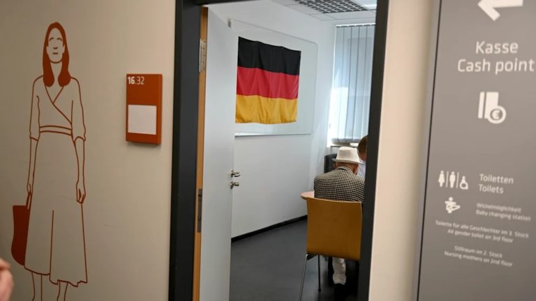 Skandal w Monachium: Urzędnicy sprzedawali pozwolenia na pobyt za pieniądze i luksusowe prezenty