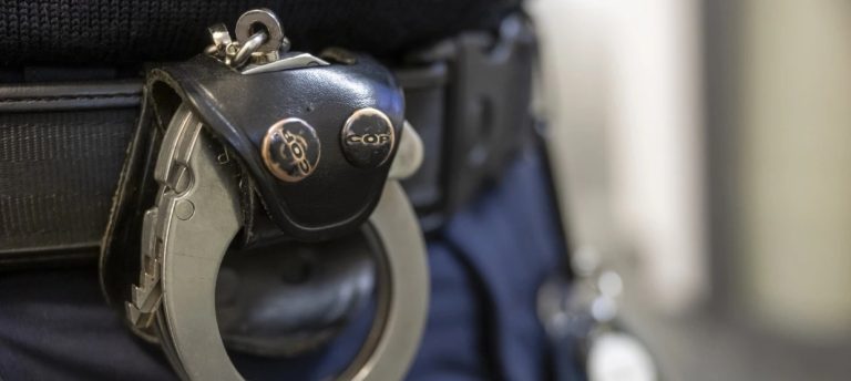 Znaczny wzrost przemocy wśród dzieci i młodzieży w Monachium – policja bije na alarm