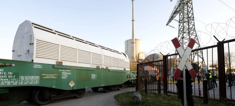 Kontenery z odpadami nuklearnymi docierają do tymczasowych składowisk w Bawarii – i co dalej?