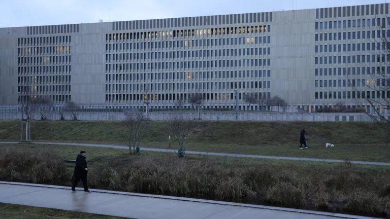 Niemcy: BND nie musi ujawniać informacji o pochodzeniu koronawirusa. Decyzja sądu podtrzymuje tajemnicę