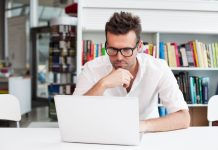 Okulary do pracy przy komputerze: kiedy pracodawca w Niemczech musi za nie zapłacić i jakie przepisy obowiązują w odniesieniu do innych środków pracy?