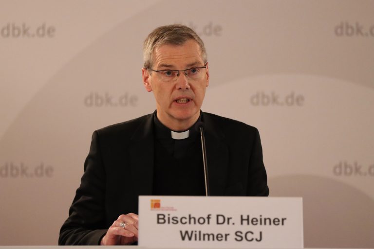 Niemcy: Biskup Wilmer wzywa Kościół do zaufania politykom i unikania moralizowania