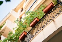 Niemcy: czy skrzynki na kwiaty mogą być zawieszone po zewnętrznej stronie balustrady balkonowej?