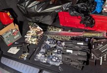 Niemcy: Policja znalazła w samochodzie 22-latka dużo sztuk nielegalnej broni – „to prezenty świąteczne”
