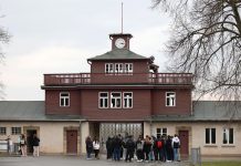 Były obóz koncentracyjny Buchenwald: sąd w Niemczech podtrzymał zakaz wstępu w palestyńskiej chuście