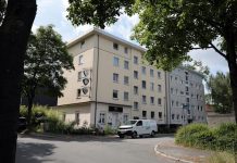 Niemcy: Mężczyzna przeżył upadek z 13 metrów, bo spadł na worki ze śmieciami. Trzech oskarżonych przed sądem w Bochum