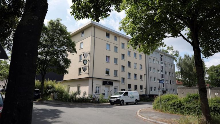 Niemcy: Mężczyzna przeżył upadek z 13 metrów, bo spadł na worki ze śmieciami. Trzech oskarżonych przed sądem w Bochum