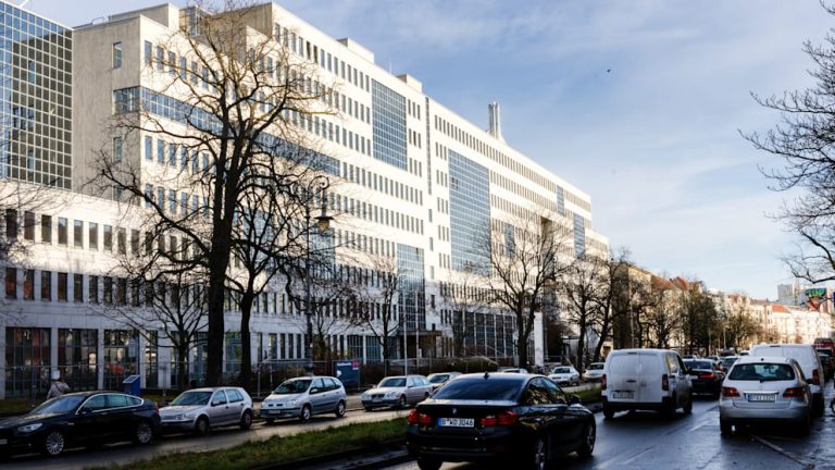 Zieloni w Berlinie sprzeciwiają się przekształceniu biurowca w wielką kwaterę dla migrantów