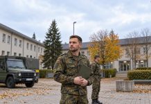Działacze młodzieżówki CDU chcą użycia wojska przeciw protestom uczniów w Berlinie! Żołnierz Bundeswehry z teczką na terenie koszar — ilustracja AI
