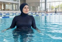 Burkini nadal dozwolone na miejskich basenach w Leverkusen! Miasto odrzuciło wniosek o zakaz Kobieta w burkini w krytym basenie — ilustracja symboliczna