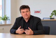 Burmistrz z CDU przekazał AfD 10 tys. euro! Teraz grozi mu wyrzucenie z partii Bernd Prange podczas symbolicznej rozmowy w biurze CDU — ilustracja AI