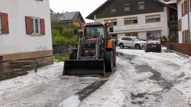 Burze na południu Niemiec: Intensywne opady gradu, zalane drogi i piwnice w Bawarii