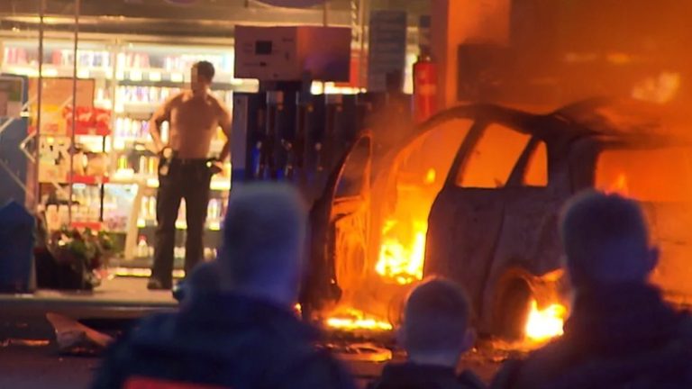 Niemcy: „Mężczyzna z siekierą” podpalił stację benzynową — były bokser oskarżony o gwałty i kradzież samochodu