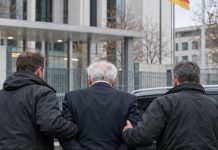 Były szef niemieckiego wywiadu zatrzymany! Miał wykorzystać tajne dane dla obcego wywiadu Ilustracja zatrzymania byłego szefa niemieckiego wywiadu przed budynkiem federalnym