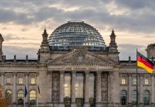 CSU grozi SPD konsekwencjami dla rządu Niemiec! Powodem możliwa koalicja z Lewicą w Berlinie Reichstag w Berlinie z niemiecką flagą – ilustracja do wiadomości o sporze CSU i SPD