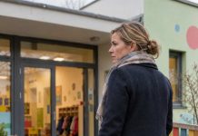 Caritas w Niemczech zwolniła wychowawczynię, bo kandydowała z ramienia AfD. Kobieta złożyła pozew przeciwko pracodawcy! Wychowawczyni przed przedszkolem – ilustracja do artykułu o zwolnieniu po kandydaturze z ramienia AfD