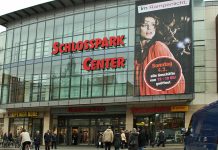 Schwerin: Śmiertelny atak nożem w centrum handlowym. Sprawca wciąż jest na wolności