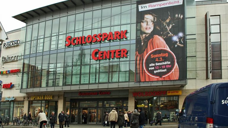 Schwerin: Śmiertelny atak nożem w centrum handlowym. Sprawca wciąż jest na wolności