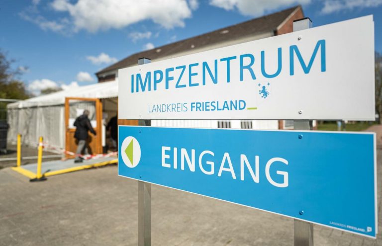 Niemcy: Tysiącom pacjentów wstrzyknięto sól fizjologiczną. Policja przeszukuje centrum szczepień!