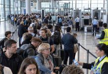Chaos na lotnisku Köln/Bonn: Pasażerowie nie zdążyli na loty, bo zabrakło połowy obsady kontroli bezpieczeństwa! Długa kolejka pasażerów z bagażami do kontroli bezpieczeństwa na lotnisku
