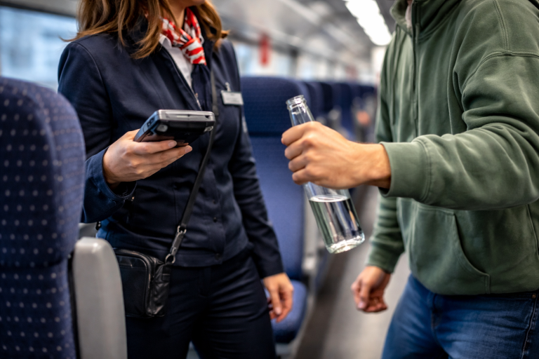 Niemcy: 21-letni Pakistańczyk zaatakował kontrolerkę biletów w pociągu – uciekł po brutalnym incydencie