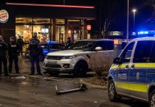 Brutalna bójka przed Burger Kingiem w Niemczech. Obywatel Turcji został przejechany przez samochód