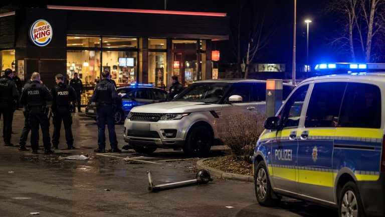 Brutalna bójka przed Burger Kingiem w Niemczech. Obywatel Turcji został przejechany przez samochód