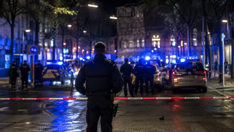 Niemcy: 16-latek postrzelił policjanta. Wielka obława w toku!