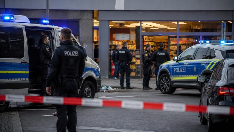 Niemcy: Strzały przed supermarketem w Dreźnie. Uzbrojony Turek otworzył ogień do policjantów i krzyczał „Allahu akbar”