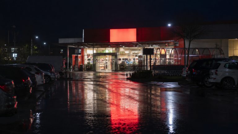 Tragiczna zbrodnia w Hamburgu. Mężczyzna śmiertelnie ugodzony nożem w supermarkecie