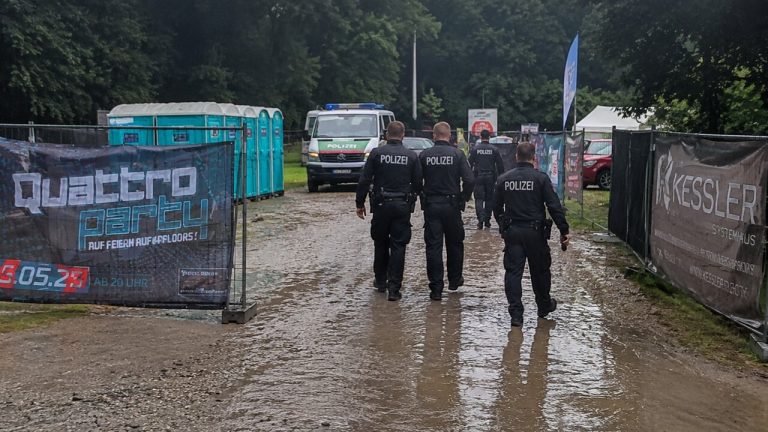 Atak nożownika podczas festynu w Bawarii. Osiem osób rannych, sprawca uciekł i jest poszukiwany