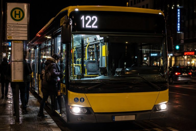 Niemcy: awantura w autobusie zakończyła się użyciem gazu pieprzowego. Ranni kierowca i dwie seniorki