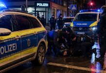 Atak młotkiem na policjantów w Wolfsburgu. Czterech funkcjonariuszy rannych, sprawca na wolności