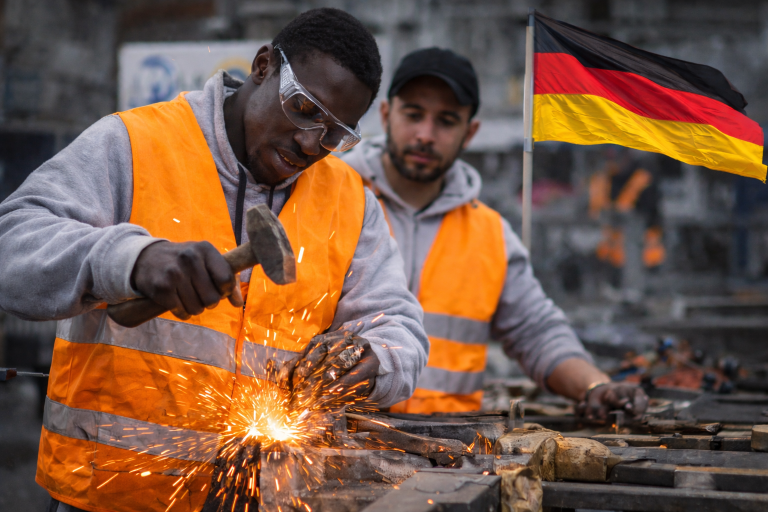 Azylanci w Niemczech dostaną szansę na zarobek szybciej niż kiedykolwiek
